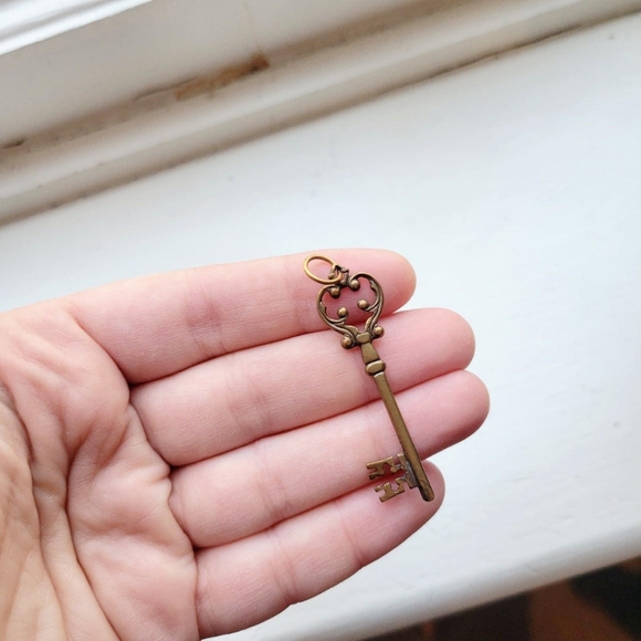Vintage Bronze Skeleton Key Pendant - Picture 3 of 6